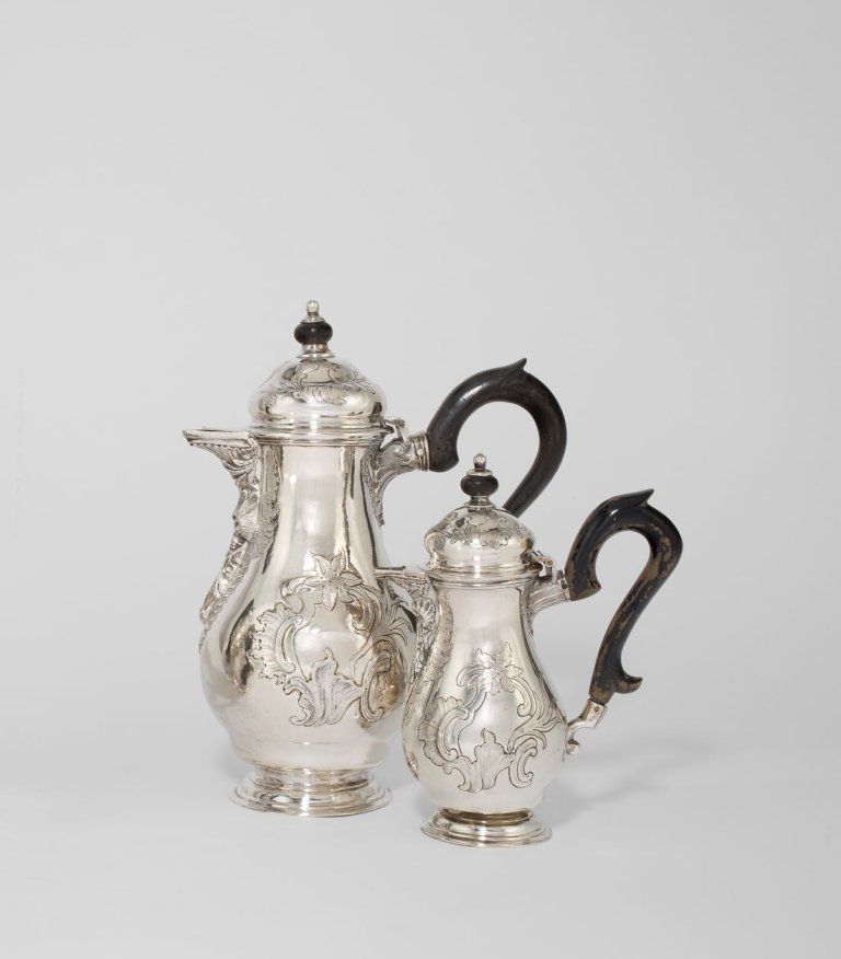 Auf diesem Bild ist das folgende Kunstwerk zu sehen:  Berlin. Kaffeekanne und Mokkakanne mit Rocaillen von Christoph Conrad Meyer (1722–1781) und Georg Wilhelm Marggraff (gest. 1804). Um 1770.