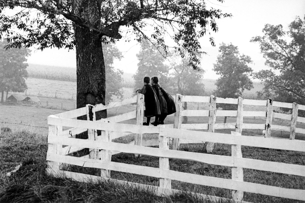 Auf diesem Bild ist das folgende Kunstwerk zu sehen: Timm Rautert. Aus der Serie „The Amish“. 1974.