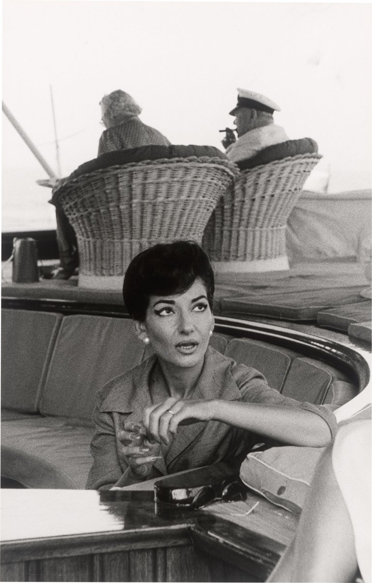 Auf diesem Bild ist das folgende Kunstwerk zu sehen: Ara Güler. Maria Callas and Mr. and Mrs. Churchill on 'Onassis Christina'. 1957.
