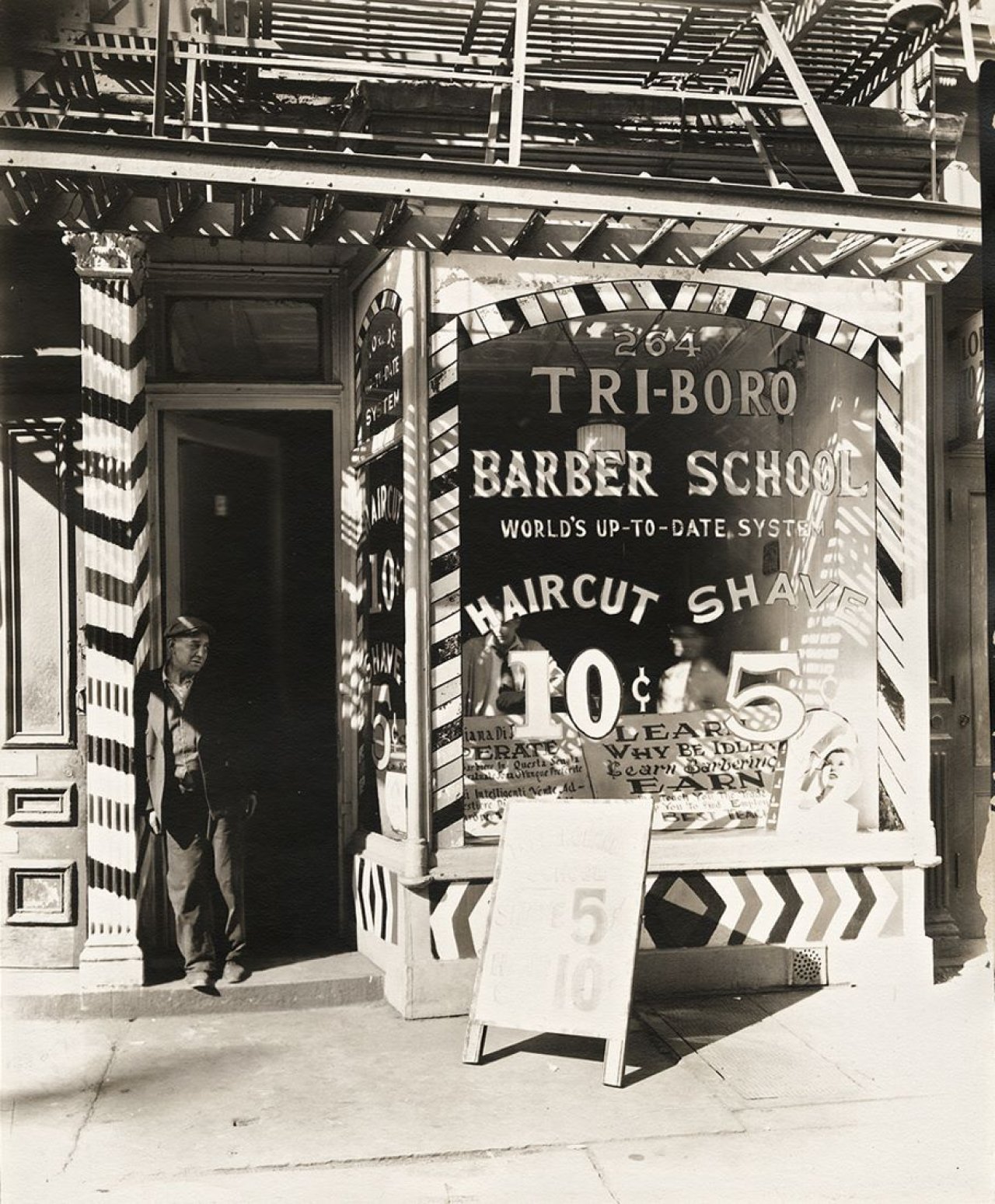 Auf diesem Bild ist das folgende Kunstwerk zu sehen: Berenice Abbott. Tri-Boro Barber School, 264 Bowery, Manhattan. 1935.