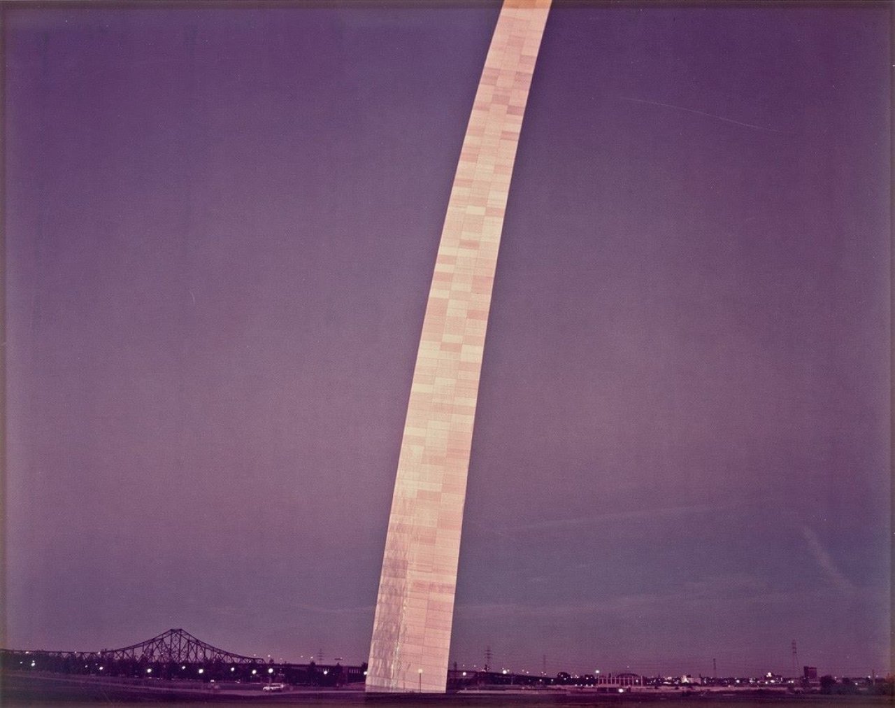 Auf diesem Bild ist das folgende Kunstwerk zu sehen: Joel Meyerowitz. The Arch, Pink Leg, St. Louis. 1978.