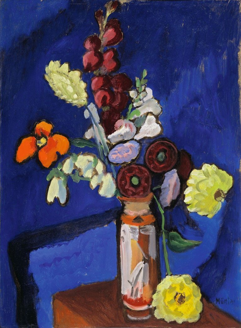 Auf diesem Bild ist das folgende Kunstwerk zu sehen: Gabriele Münter. Blumenstrauß in hoher Vase vor blauem Grund. Um 1930.