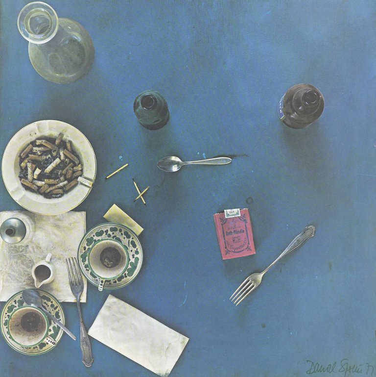 Auf diesem Bild ist das folgende Kunstwerk zu sehen: Daniel Spoerri. „Fallenbild Tableau Piège“. 1971.