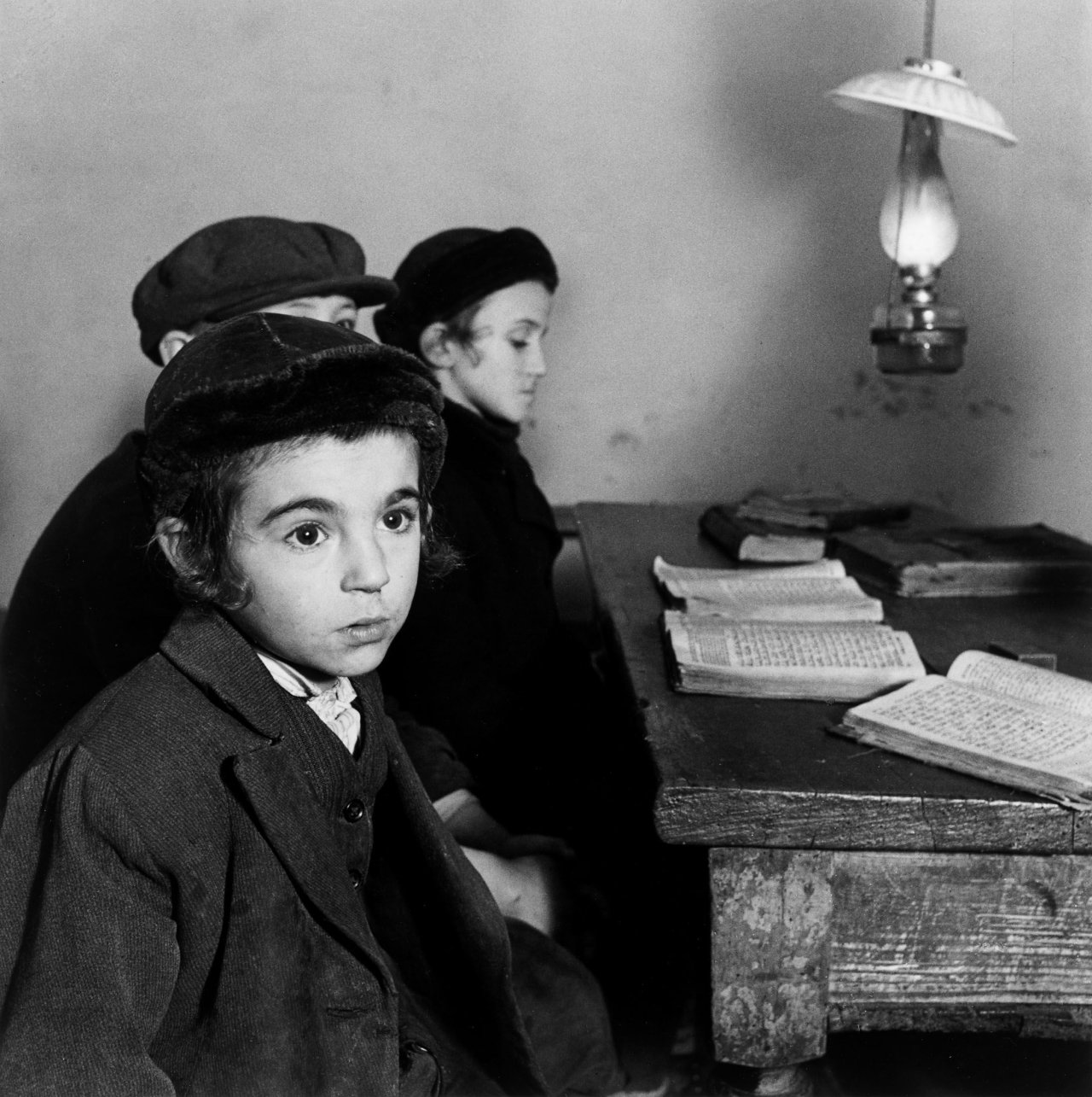 Auf diesem Bild ist das folgende Kunstwerk zu sehen: Roman Vishniac. Chederschüler, Vrchni Apša. 1937.
