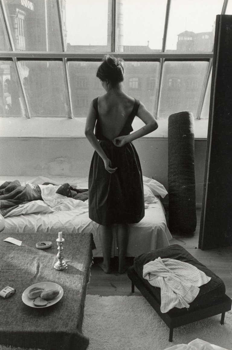 Auf diesem Bild ist das folgende Kunstwerk zu sehen: Will McBride. „Barbara am Morgen“. 1959.
