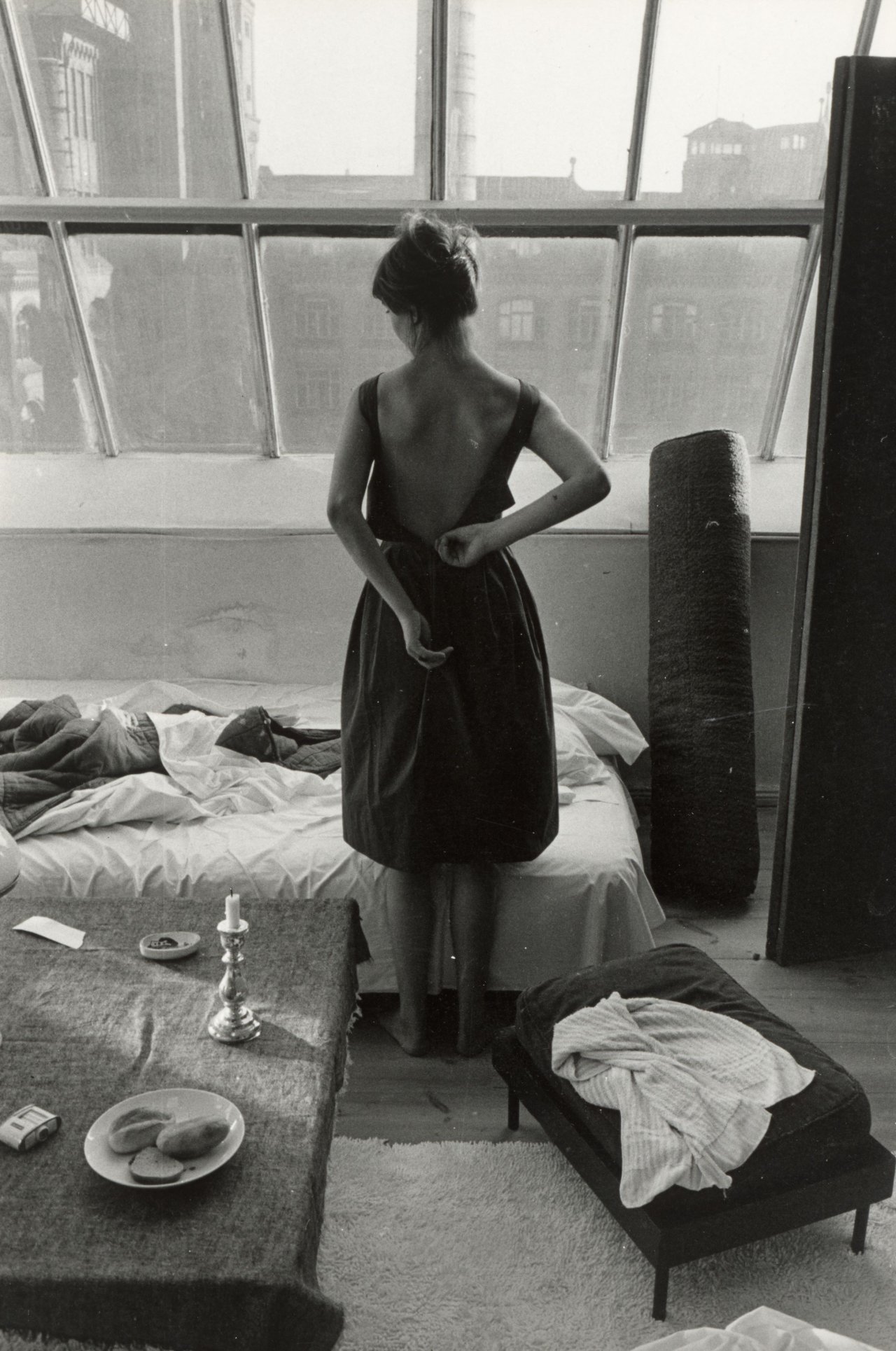 Auf diesem Bild ist das folgende Kunstwerk zu sehen: Will McBride. „Barbara am Morgen“. 1959.