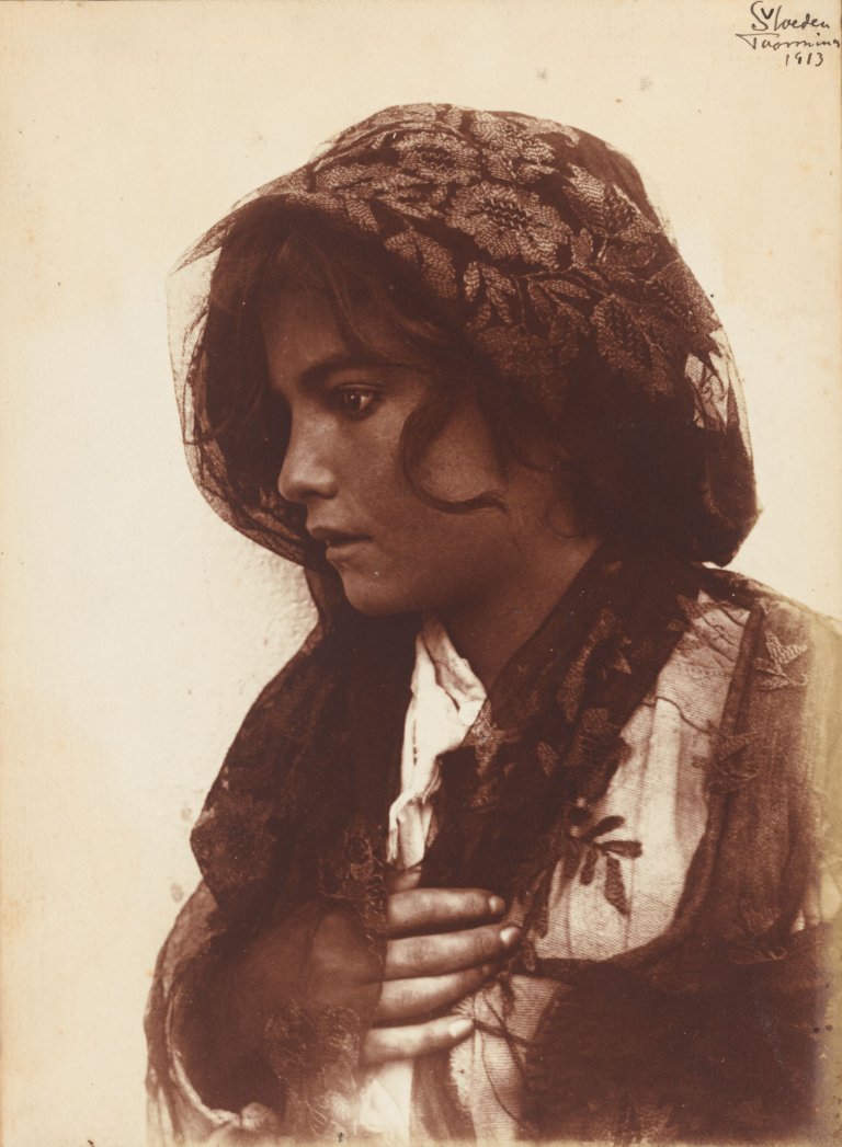 Auf diesem Bild ist das folgende Kunstwerk zu sehen: Wilhelm von Gloeden. „Taormina“. 1913.