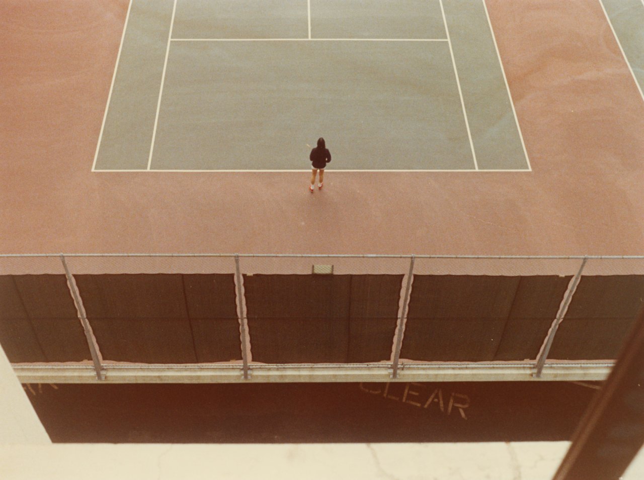 Auf diesem Bild ist das folgende Kunstwerk zu sehen: David Hockney. Tennis Court, Berkeley, November. 1971.