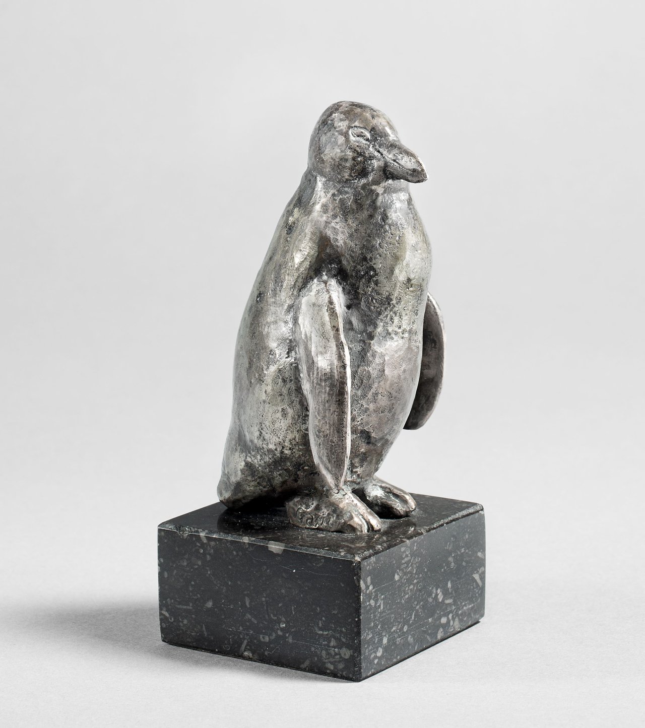Auf diesem Bild ist das folgende Kunstwerk zu sehen: August Gaul. „Stehender Pinguin“. 1915.