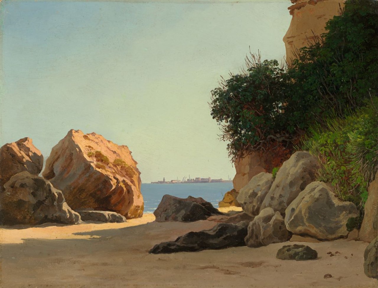 Auf diesem Bild ist das folgende Kunstwerk zu sehen:  Dänisch, um 1840. Felsen am Meer mit Durchblick auf eine Stadt.