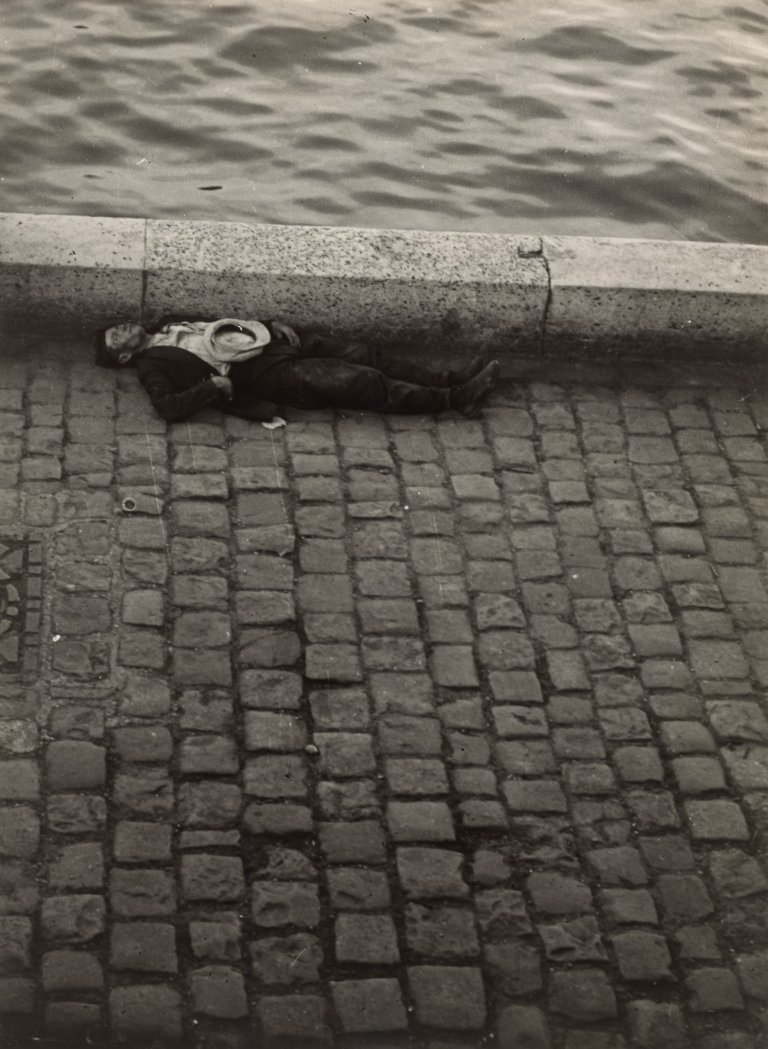 Auf diesem Bild ist das folgende Kunstwerk zu sehen:  Brassaï (d.i. Halász, Gyula). Homme endormi au bord de la Seine. 1931/32.