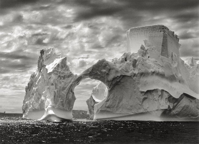Auf diesem Bild ist das folgende Kunstwerk zu sehen: Sebastião  Salgado. „Antarctica“. 2005.