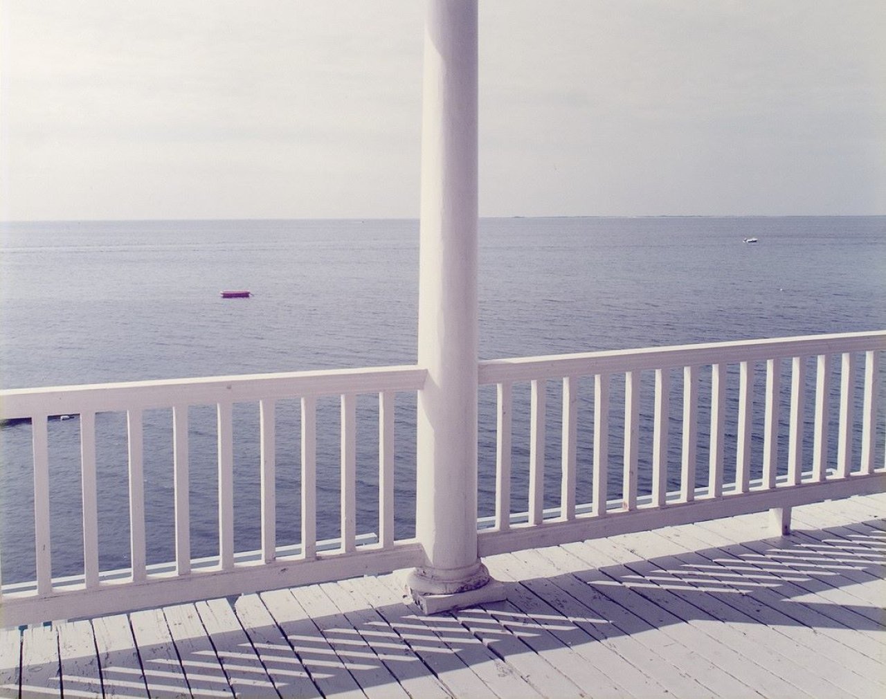 Auf diesem Bild ist das folgende Kunstwerk zu sehen: Joel Meyerowitz. „Porch Series“, Provincetown. 1977.