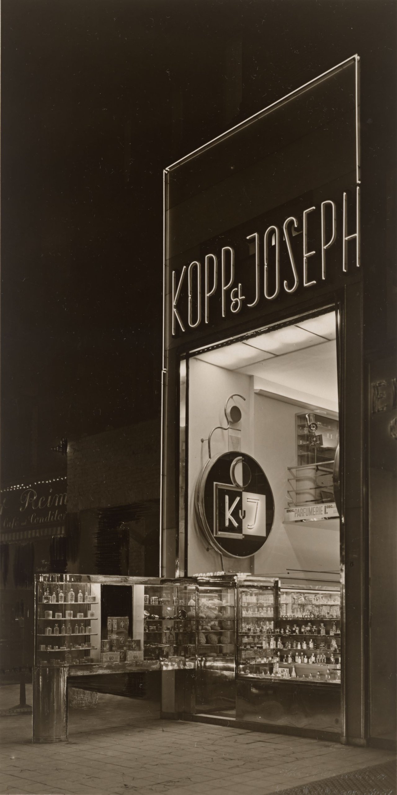 Auf diesem Bild ist das folgende Kunstwerk zu sehen: Curt Rehbein. Laden Kopp und Joseph. Kurfürstendamm 35, Berlin. Architekten: Arthur Korn und Siegfried Weitzmann. 1927.