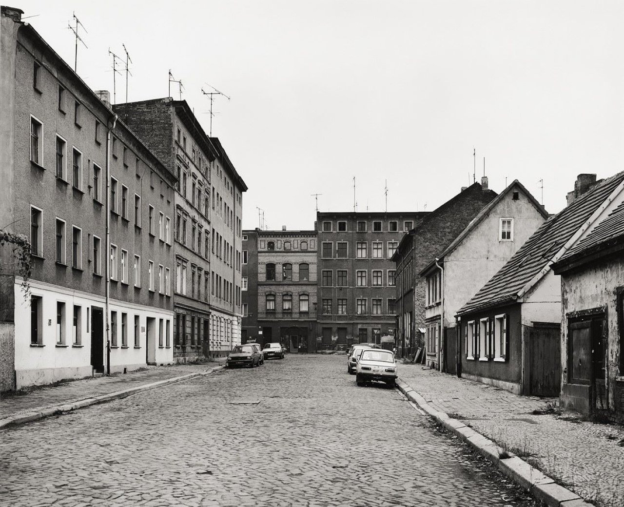 Auf diesem Bild ist das folgende Kunstwerk zu sehen: Thomas Struth. „Schöningerstraße, Magdeburg“. 1991.