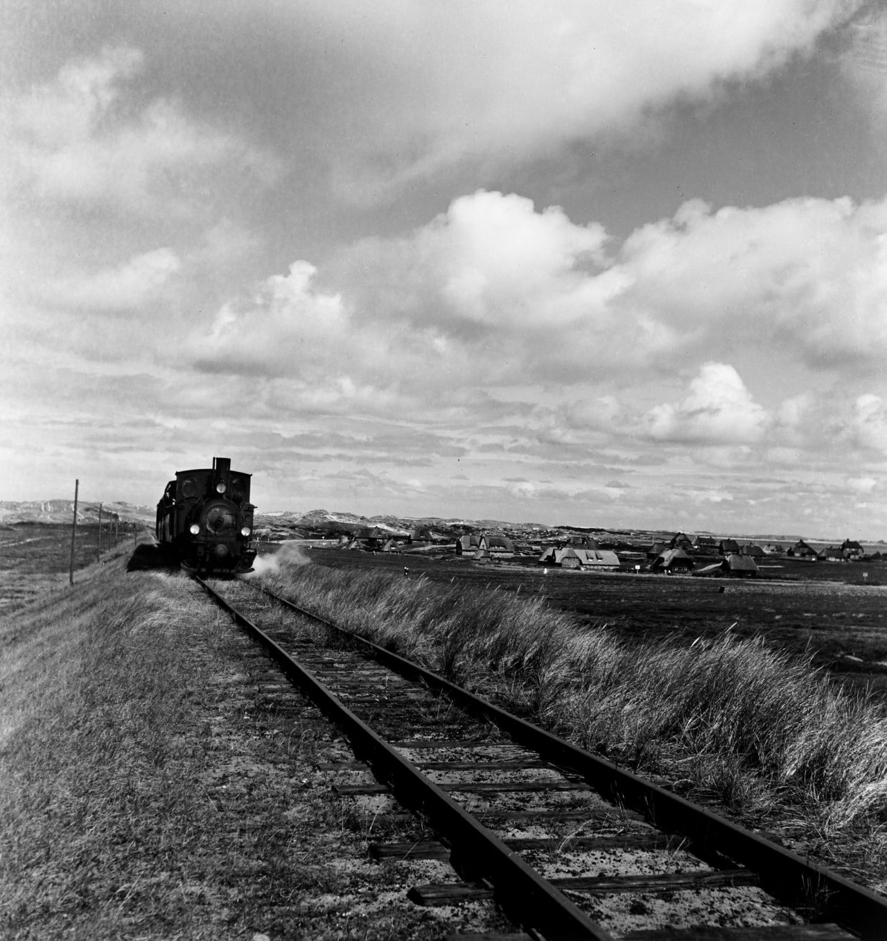 Auf diesem Bild ist das folgende Kunstwerk zu sehen: Bleicke Bleicken. Inselbahn, Kampen. 1953.