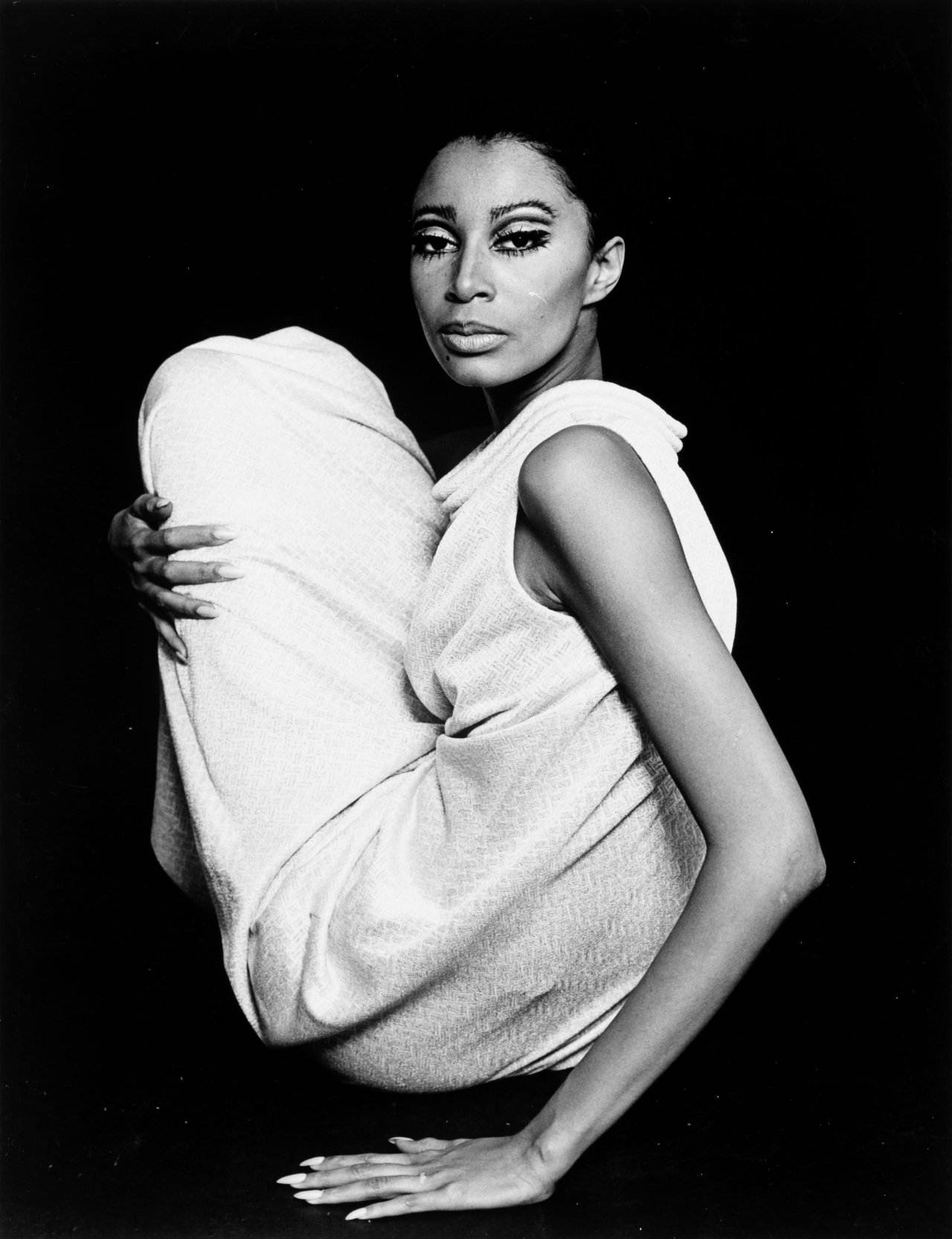 Catalog image of Donyale Luna im Silberkleid für 'Twen'. 1966