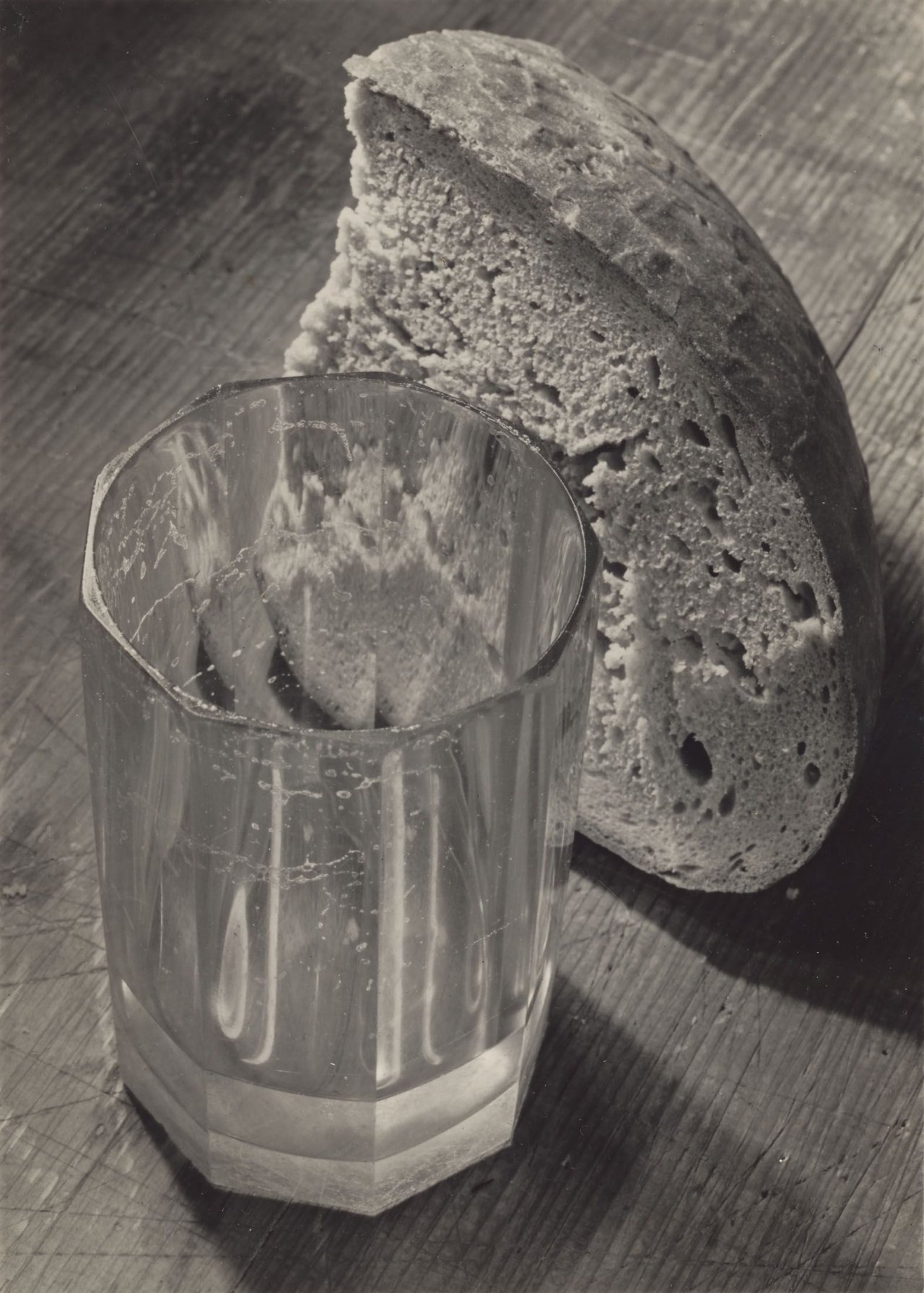 Auf diesem Bild ist das folgende Kunstwerk zu sehen: Josef Sudek. Ohne Titel (Glas und Brot). Um 1950.