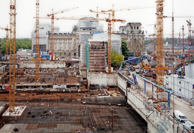 Auf diesem Bild ist das folgende Kunstwerk zu sehen: Frank Thiel. „Stadt 2/32/A (Berlin)“. 1998.