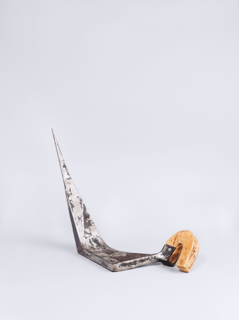 Auf diesem Bild ist das folgende Kunstwerk zu sehen: Franz Bernhard. „Kleine Sitzerin“. 1984.