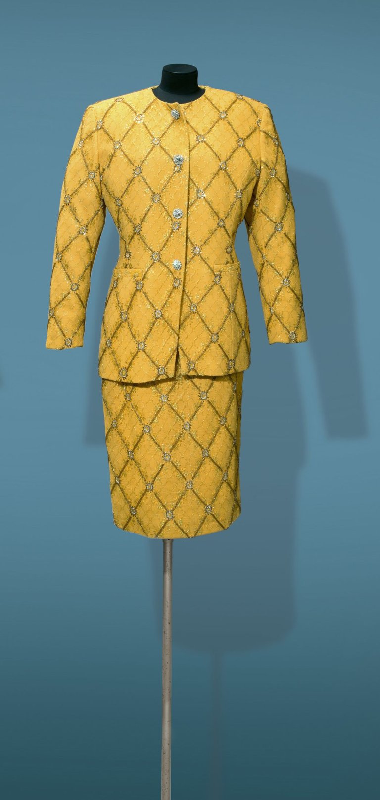 Auf diesem Bild ist das folgende Kunstwerk zu sehen: Christian Dior. Sonnengelbes Cocktail-Ensemble mit Swarovski-Besatz von Marc Bohan (geb. 1926). 1972.