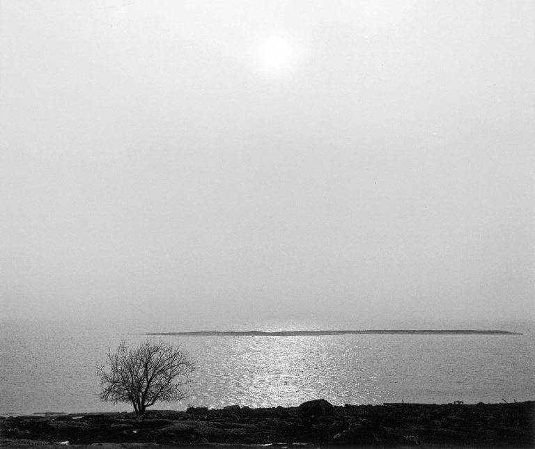 Auf diesem Bild ist das folgende Kunstwerk zu sehen: Pentti Sammallahti. „Signilskär, Finland“. 1974.