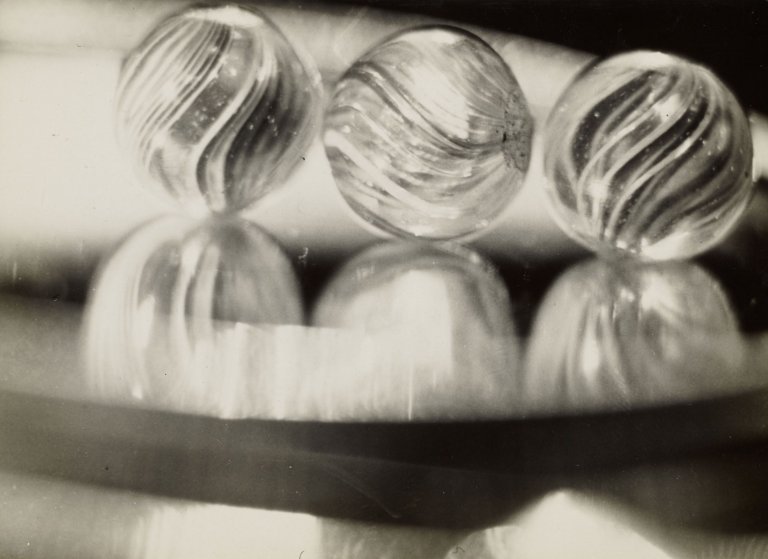 Auf diesem Bild ist das folgende Kunstwerk zu sehen: Ladislav Emil Berka. Ohne Titel (Glasmurmeln). 1930.