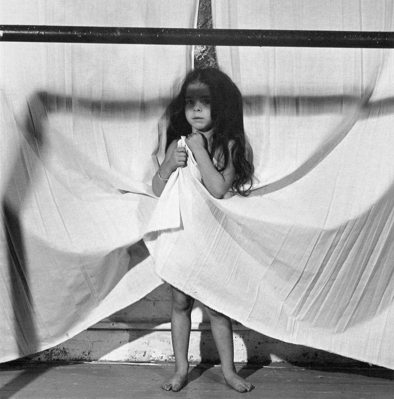 Auf diesem Bild ist das folgende Kunstwerk zu sehen: Robert Mapplethorpe. Girl holding sheet. 1978.