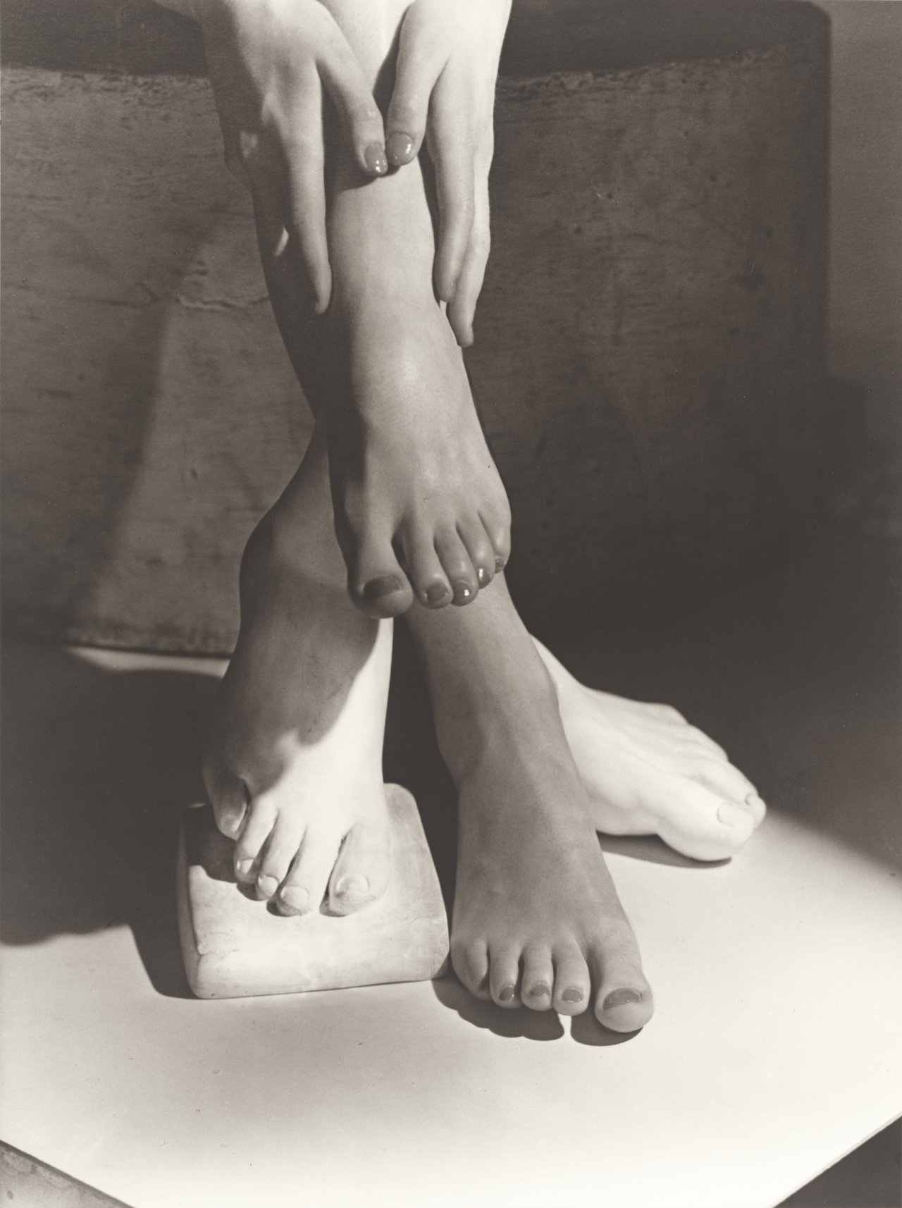 Auf diesem Bild ist das folgende Kunstwerk zu sehen: Horst P. Horst (d.i. Horst Paul Albert Bohrmann). Barefoot Beauty, New York. 1941.