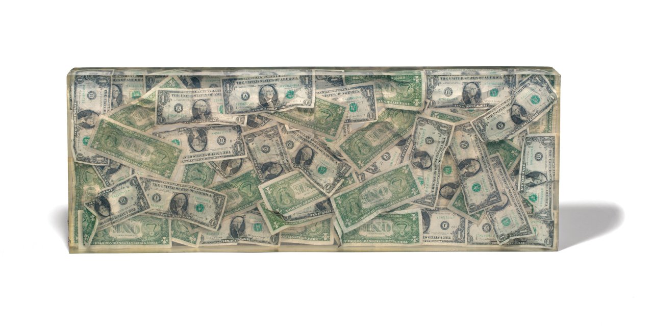 Auf diesem Bild ist das folgende Kunstwerk zu sehen:  Arman. „Stèle aux Dollars“. 1973.