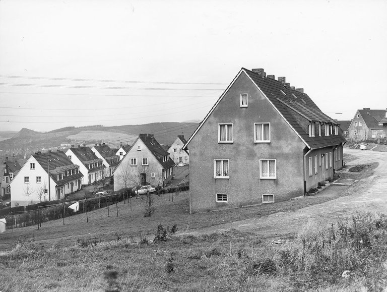 Auf diesem Bild ist das folgende Kunstwerk zu sehen: Bernd und Hilla Becher (Siegen 1931 - 2007 Rostock / Potsdam 1934 - 2015 Düsseldorf). Weidenau, Kreis Siegen, Wohnbebauung am Südwest-Hang des Giersberges. 1959-1962.