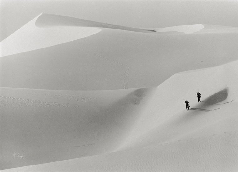 Auf diesem Bild ist das folgende Kunstwerk zu sehen: Dien Khanh Do. „Sand Hill, Mui Né Sand Hill, Binh Thuan Province, Viet Nam“. 2006.