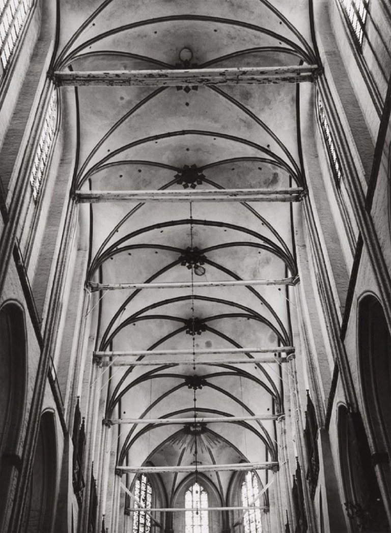 Auf diesem Bild ist das folgende Kunstwerk zu sehen: Albert Renger-Patzsch. Deckengewölbe der Marienkirche in Lübeck. 1928.
