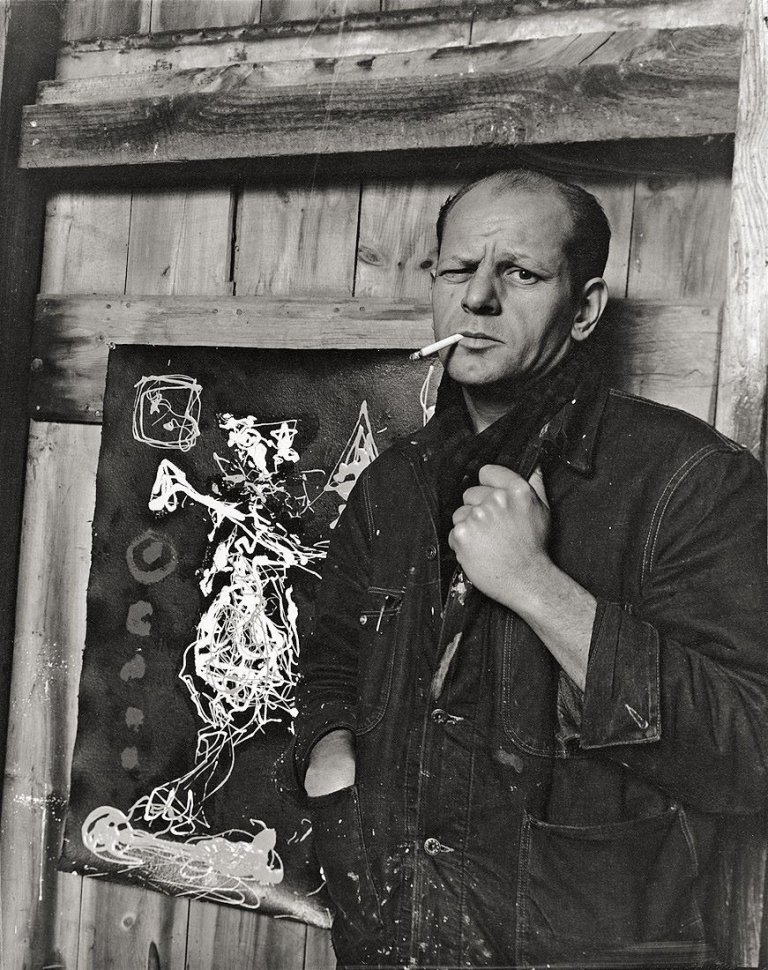 Auf diesem Bild ist das folgende Kunstwerk zu sehen: Arnold Newman. Jackson Pollock, Springs, Long Island, New York.. 1949.