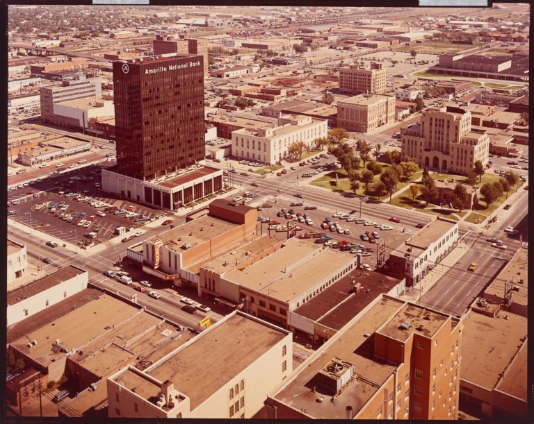 Auf diesem Bild ist das folgende Kunstwerk zu sehen: Stephen Shore. „Amarillo, Texas“, October 2. 1974.