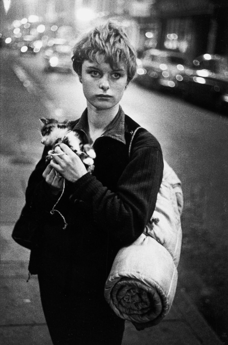 Auf diesem Bild ist das folgende Kunstwerk zu sehen: Bruce Davidson. Girl holding kitten, London. 1960.
