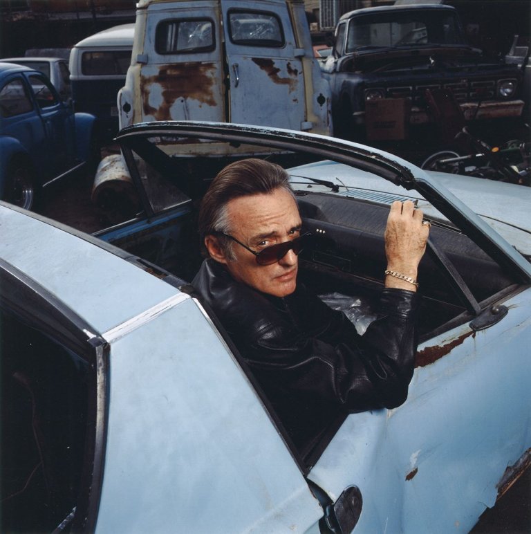 Auf diesem Bild ist das folgende Kunstwerk zu sehen: Abe Frajndlich. „Dennis Hopper, Venice, Cal“. 1988.
