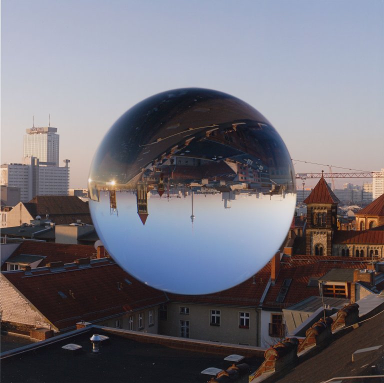Auf diesem Bild ist das folgende Kunstwerk zu sehen: Olafur Eliasson. „Studiodachaussicht“. 2015.