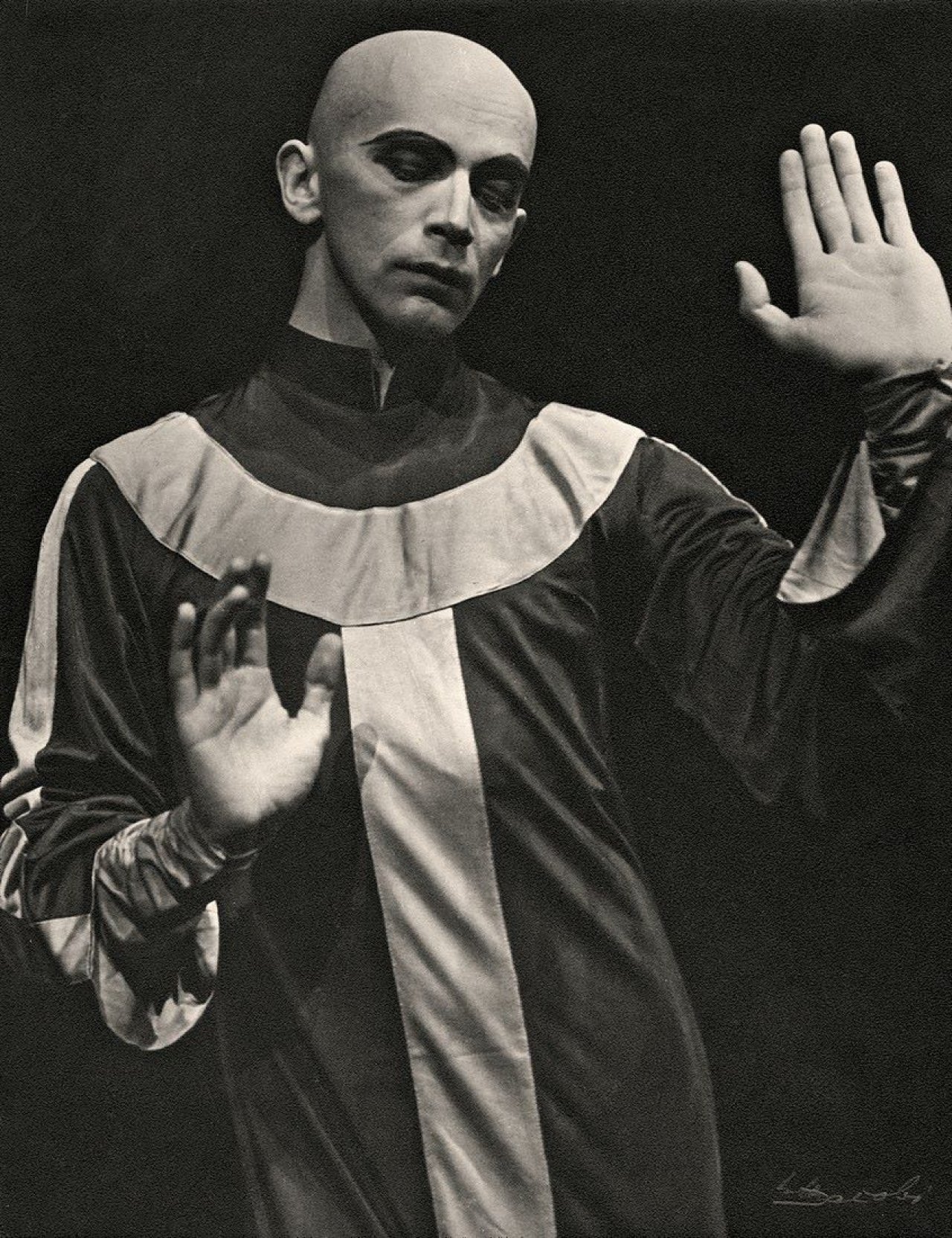 Auf diesem Bild ist das folgende Kunstwerk zu sehen: Lotte Jacobi. „Harald Kreutzberg“ in dem Tanz Choral, Berlin. 1934.