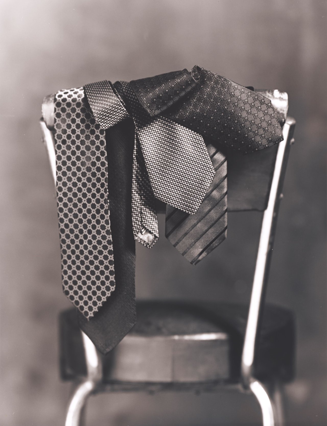 Auf diesem Bild ist das folgende Kunstwerk zu sehen: Michel Comte. Ties for Windsor. Um 1998.