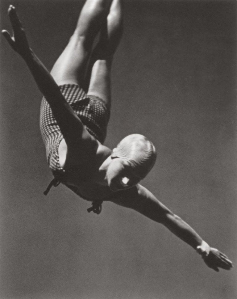 Auf diesem Bild ist das folgende Kunstwerk zu sehen: Leni Riefenstahl. Die Siegerin im Turmspringen Dorothy Pointon-Hill, USA. 1936.