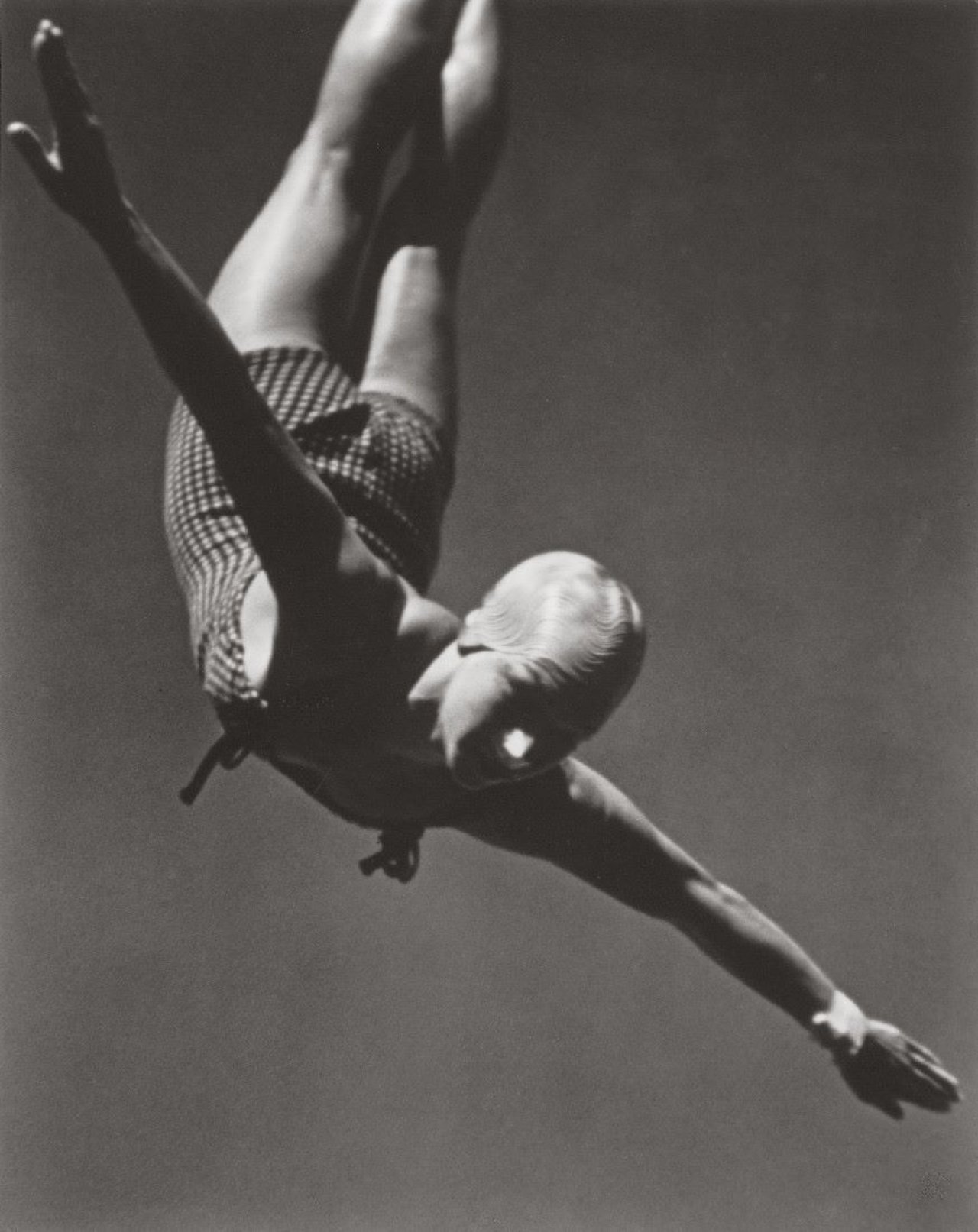 Auf diesem Bild ist das folgende Kunstwerk zu sehen: Leni Riefenstahl. Die Siegerin im Turmspringen Dorothy Pointon-Hill, USA. 1936.