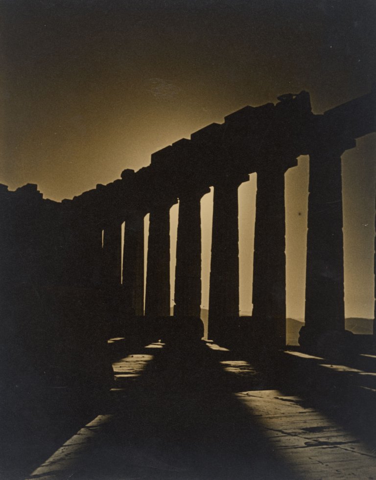 Auf diesem Bild ist das folgende Kunstwerk zu sehen: Leni Riefenstahl. Parthenon bei Sonnenaufgang. 1936.