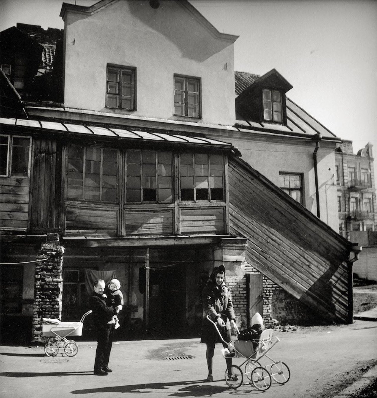 Auf diesem Bild ist das folgende Kunstwerk zu sehen: Antanas Sutkus. I Vilniaus – jokiadieniai – Weekdays, Vilnius. 1974.