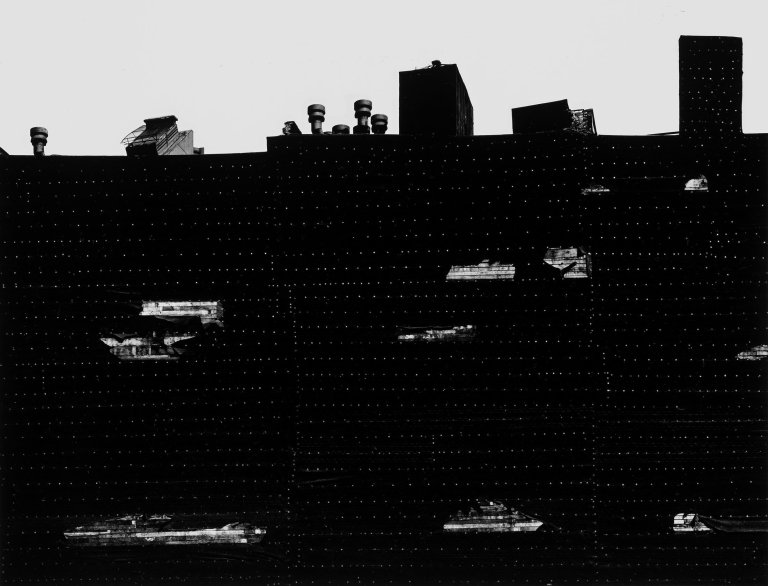 Auf diesem Bild ist das folgende Kunstwerk zu sehen: Aaron Siskind. „New York“. 1950.