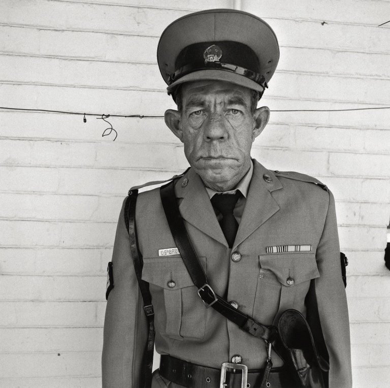 Auf diesem Bild ist das folgende Kunstwerk zu sehen: Roger Ballen. „Sergeant F. de Bruin, Department of Prisons employee, Orange Free State“. 1992.