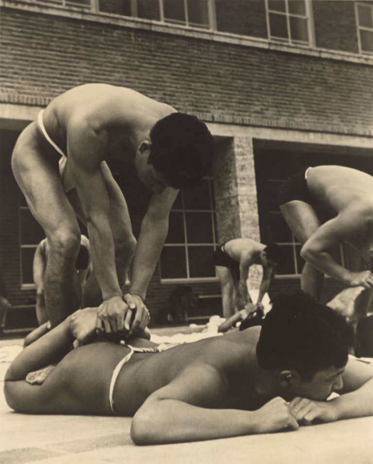 Auf diesem Bild ist das folgende Kunstwerk zu sehen: Leni Riefenstahl. Japanische Athleten beim Aufwärmen. 1936.