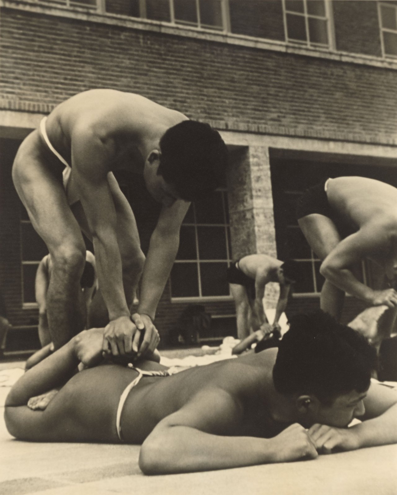 Auf diesem Bild ist das folgende Kunstwerk zu sehen: Leni Riefenstahl. Japanische Athleten beim Aufwärmen. 1936.