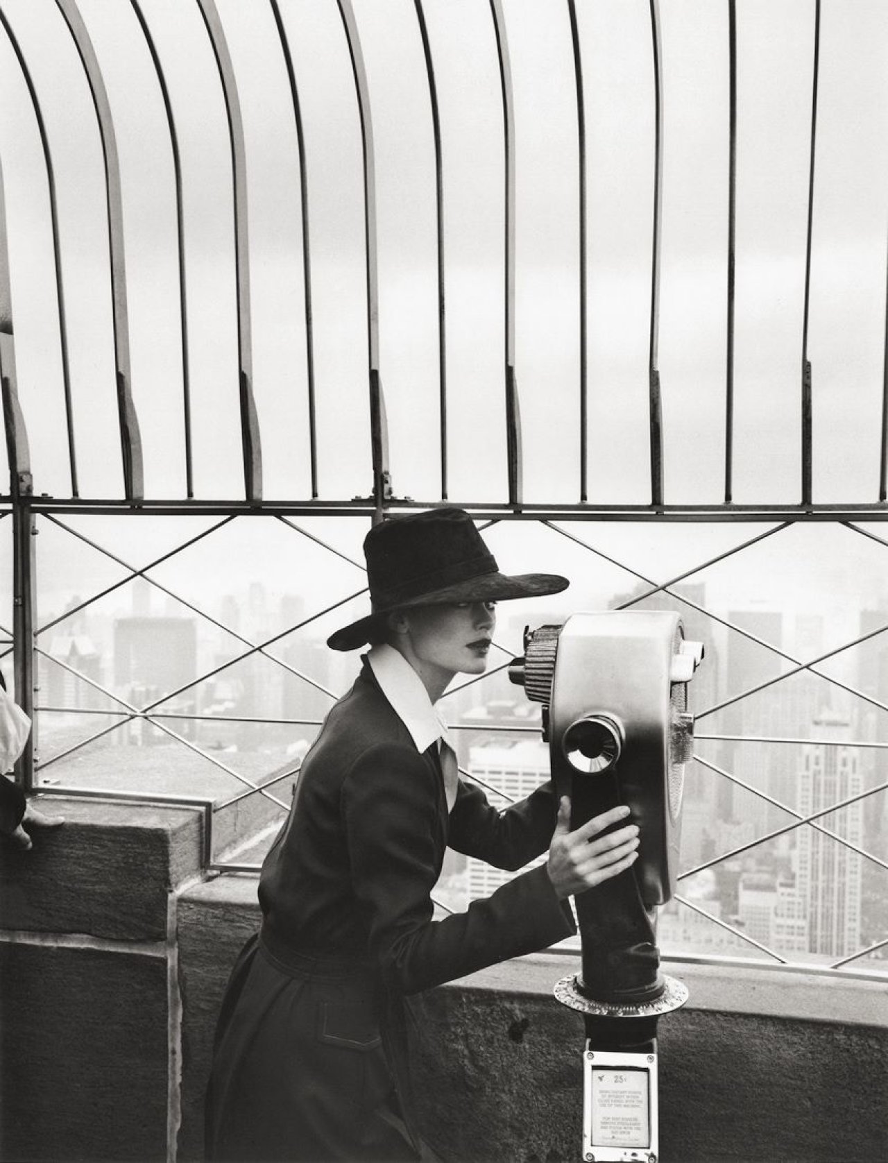 This picture shows the following artwork: Pamela Hanson. „Empire State, German Vogue“. 1996.