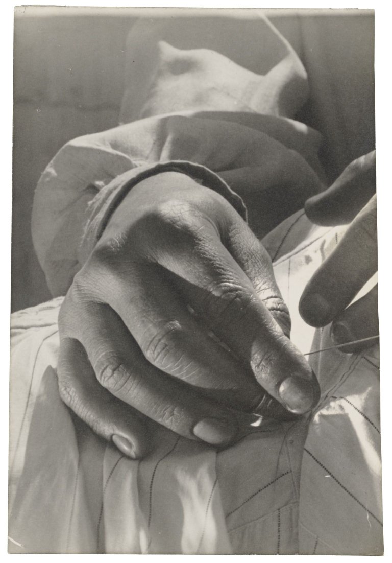 Auf diesem Bild ist das folgende Kunstwerk zu sehen: Helmar Lerski (d.i. Schmuklerski, Israel). Ohne Titel, aus der Serie „Hände“. 1944.